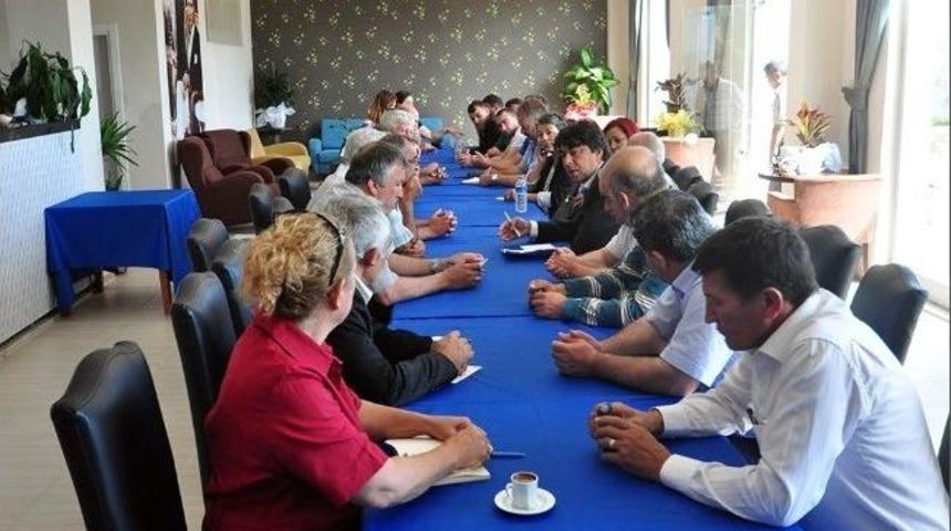 Fo&ccedil;a'da Başkan Demirağ Muhtarlarla El Ele