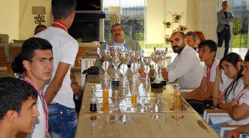 &Ouml;ğrencilerden Konukoğlu&rsquo;na Teşekk&uuml;r Ziyareti