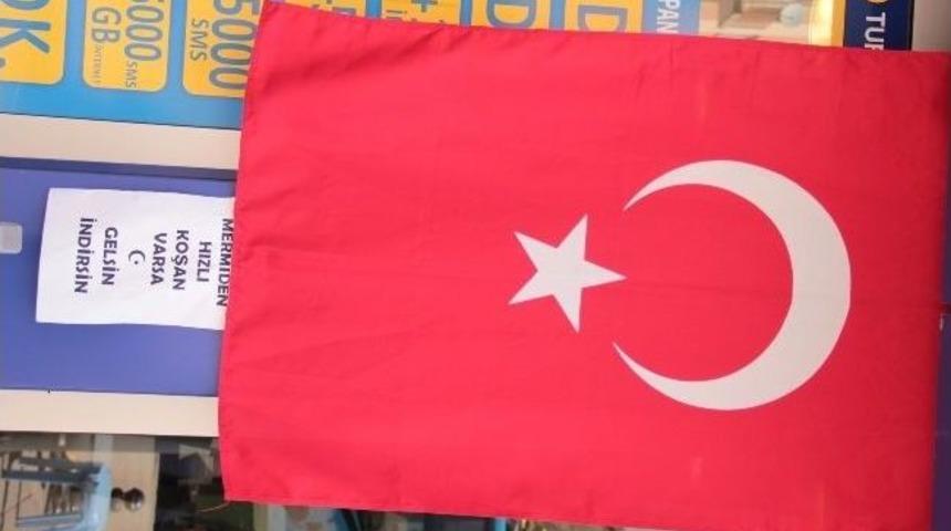 Bayrağın İndirilmesine İlgin&ccedil; Tepki