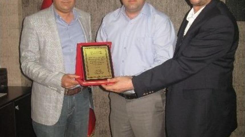 Niksar Emniyet M&uuml;d&uuml;r&uuml; Mutlu&rsquo;ya Plaket