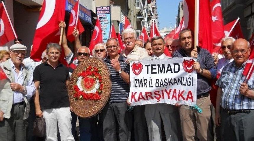 İzmirli Emekli Astsubaylardan Bayrak Eylemi