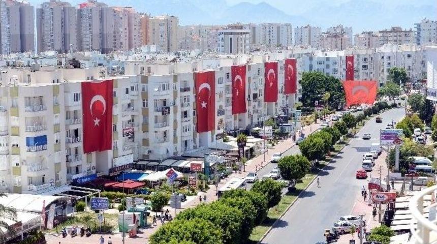 T&uuml;rk Bayrağı&rsquo;nın İndirilmesine Antalya&rsquo;dan Tepki