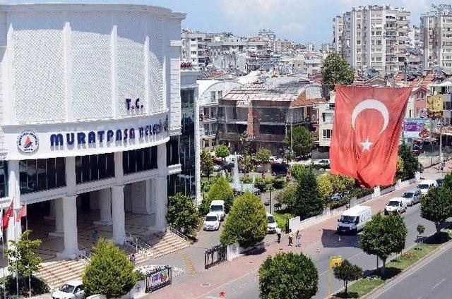 Türk Bayrağı’nın İndirilmesine Antalya’dan Tepki