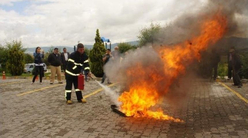 Apartman G&ouml;revlilerine Yangın Tatbikatı Yaptırıldı