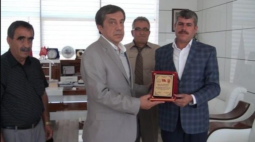 Kıbrıs Şehitleri İlkokulu&rsquo;ndan Etso Başkanı Şekerdağ&rsquo;a Plaket