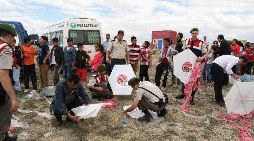 Jandarmadan &Ouml;ğrencilere Karne Hediyesi U&ccedil;urtma