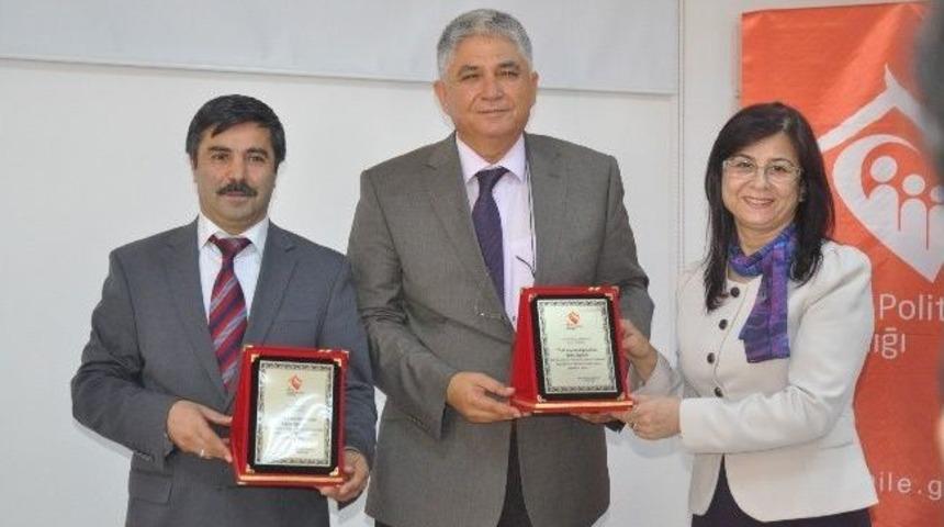 Aile Eğitimine Katılan Eğitimcilere Plaket T&ouml;reni D&uuml;zenlendi