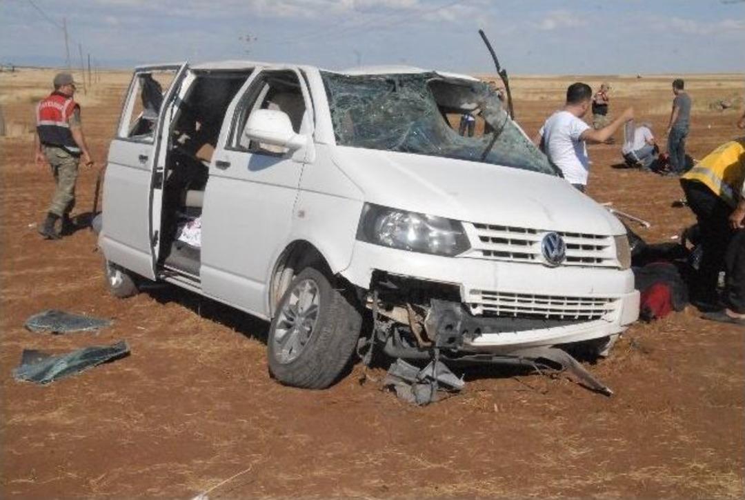 D&uuml;ğ&uuml;ne Giden Minib&uuml;s Şarampole Yuvarlandı: 12 Yaralı