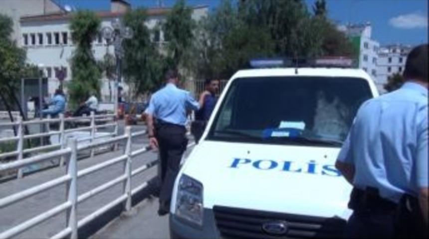 Pazarcı Esnafı Başkanlık Makamında Kendini Yakmaya Kalktı