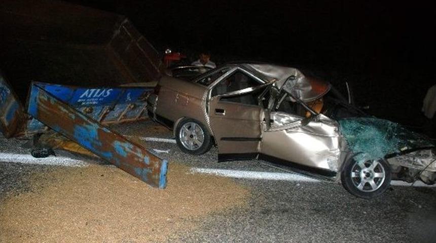 Otomobil, Buğday Y&uuml;kl&uuml; Trakt&ouml;re &Ccedil;arptı: 1 &Ouml;l&uuml;, 3 Yaralı