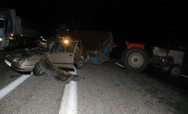 Otomobil, Buğday Yüklü Traktöre Çarptı: 1 Ölü, 3 Yaralı