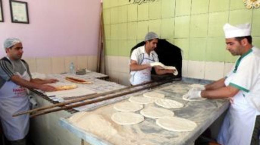 Sincikte Fırıncılar Hijyen Kurallarına Uyuyor