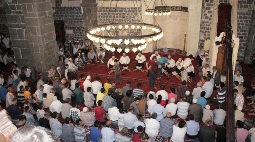 Diyarbakır&rsquo;da K&uuml;rt&ccedil;e Berat Kandili Kutlaması