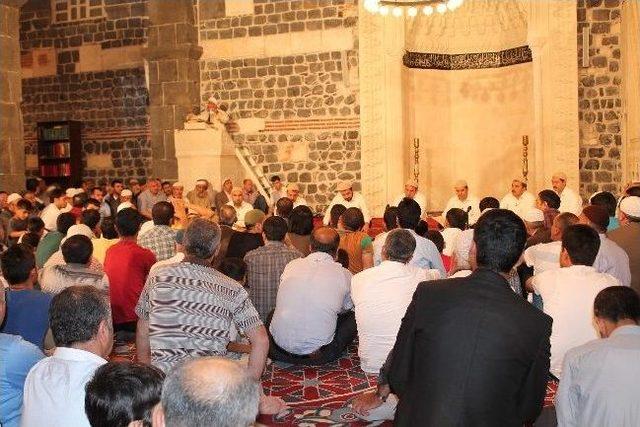 Diyarbakır’da Kürtçe Berat Kandili Kutlaması