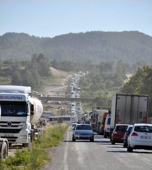 İşçiler, Yatağan - Milas Yolunu 2 Saat Trafiğe Kapattılar