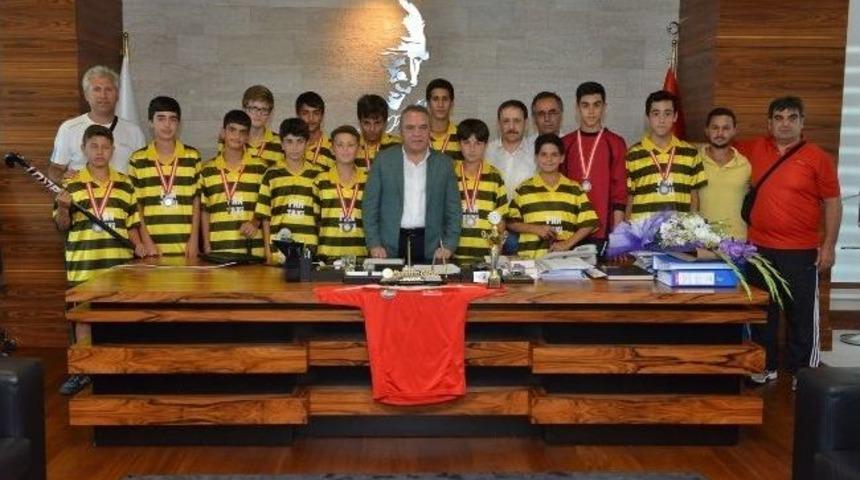 Başkan B&ouml;cek&rsquo;ten Gen&ccedil; Sporculara Destek