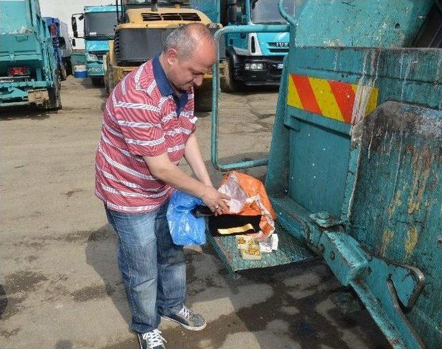 Patronunun 25 Bin Liralık Altınını Yanlışlıkla &Ccedil;&ouml;pe Attı 1