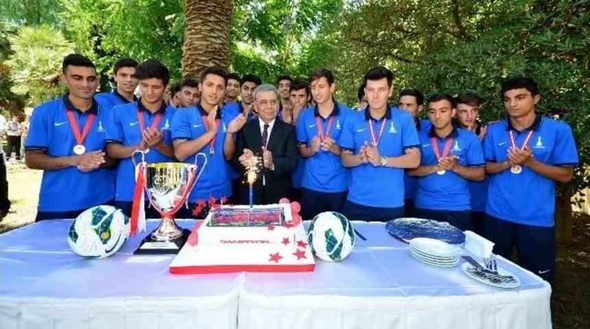 Şampiyonluk Pastasını Başkan'la Kestiler