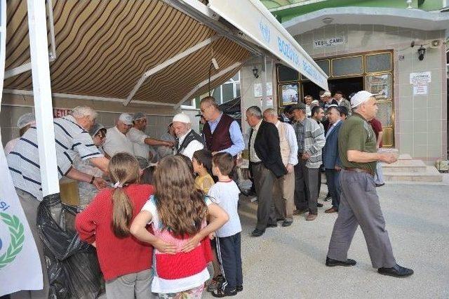 Yeşil Camii’de Lokma İkramı