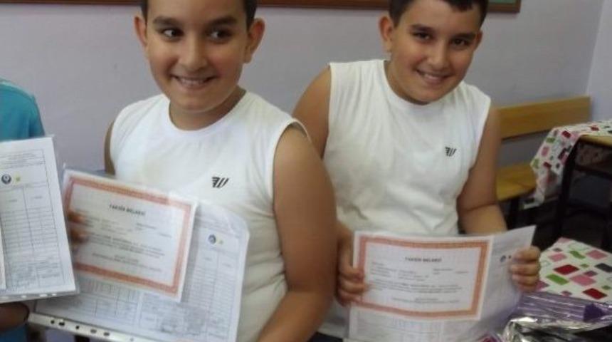 İkiz Kardeşlerin Karne Heyecanı