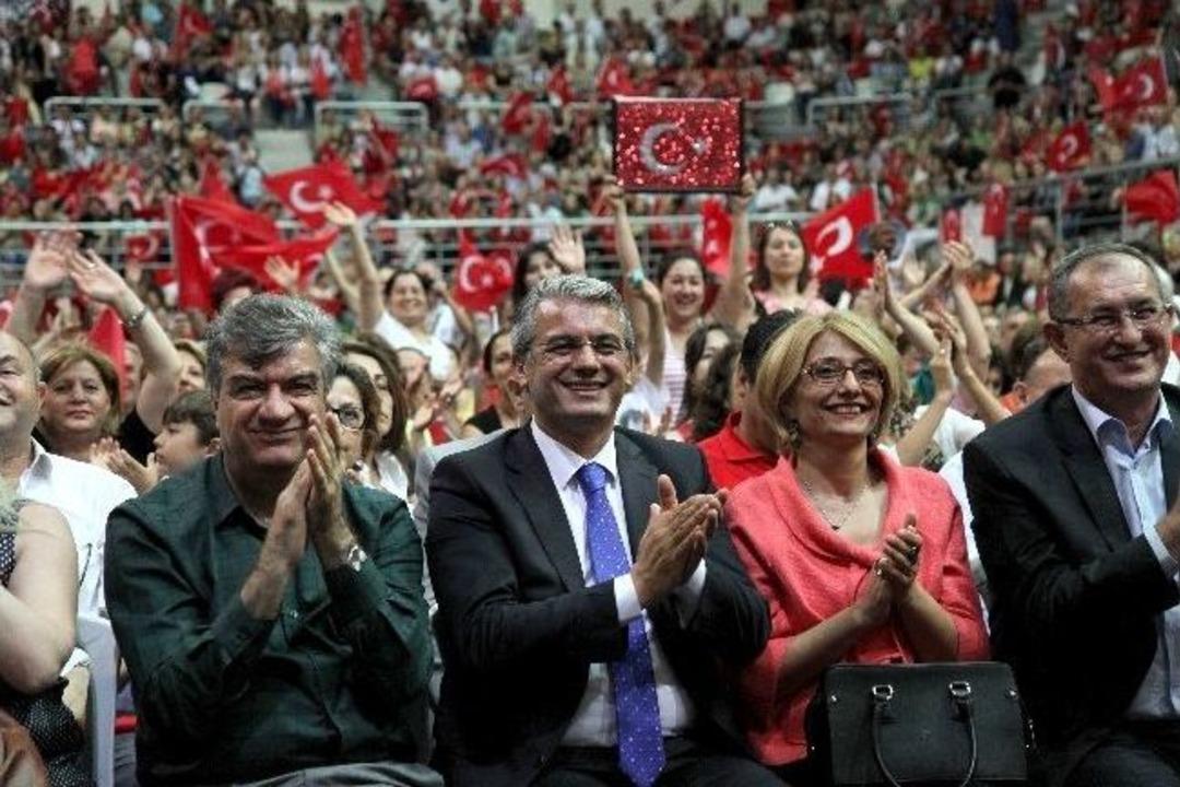 Karşıyaka Arena&rsquo;da Z&uuml;lf&uuml; Livaneli Coşkusu
