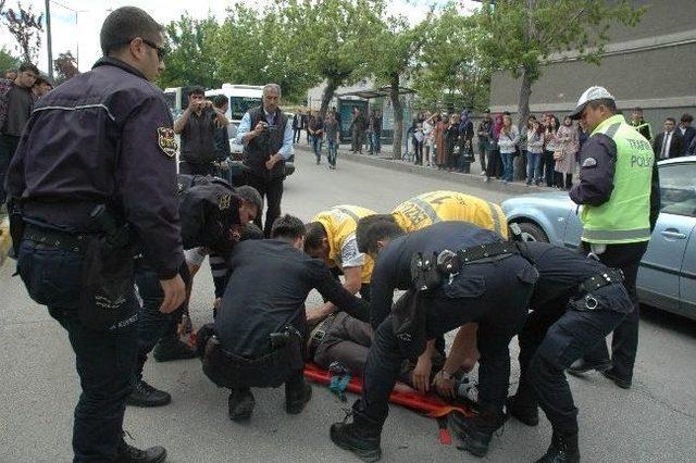 Erkek Arkadaşına Otomobil Çarpan Genç Kadın, Gözyaşlarına Boğuldu