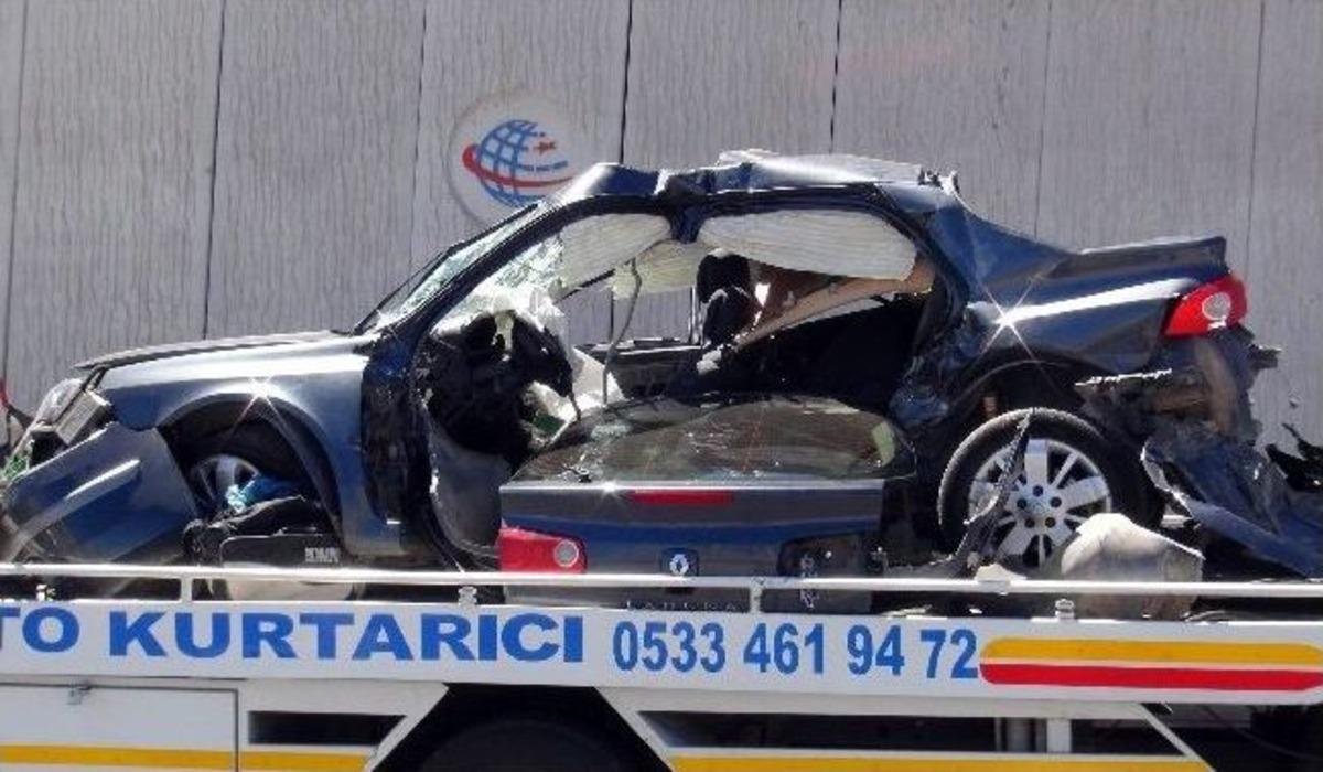 Diyarbakır'da Trafik Kazası: 1 &Ouml;l&uuml;, 2 Yaralı