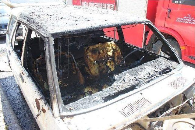 Yanan Eski Ara&ccedil; Mahallede Tehlike Yarattı 2