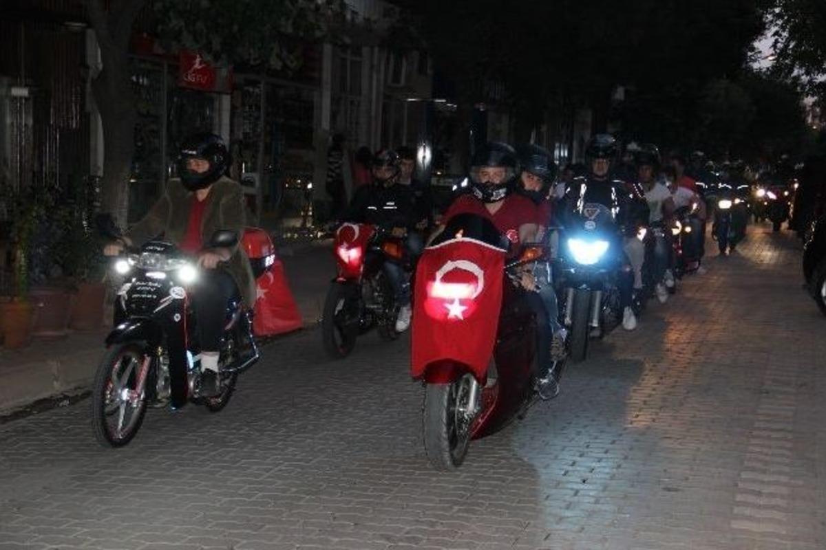 &Ccedil;an&rsquo;da Motosiklet S&uuml;r&uuml;c&uuml;lerinden Bayrağa Saygı Korteji