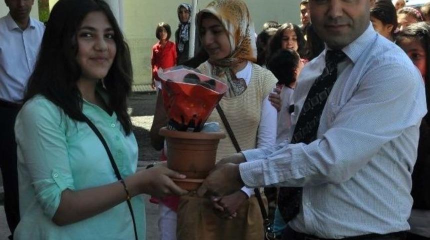 Karneleri İyi Olan &Ouml;ğrencilere &Ccedil;i&ccedil;ek Ve Toprak Hediye Edildi