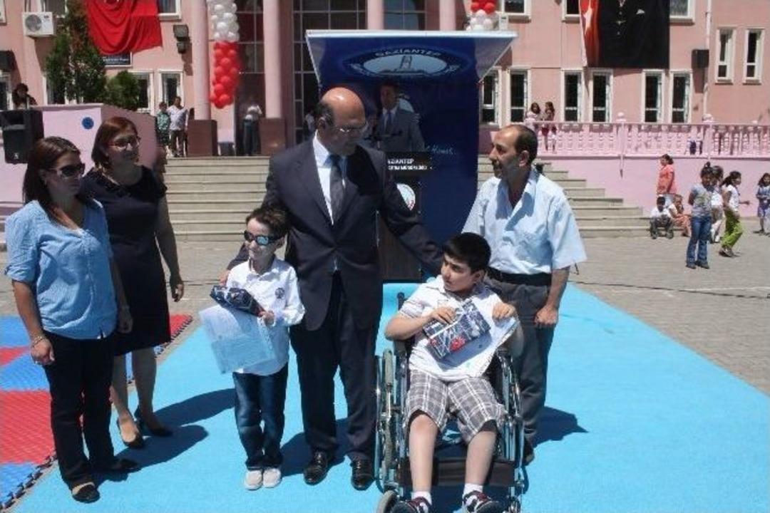 Engellere Rağmen Karnesine Kavuştu