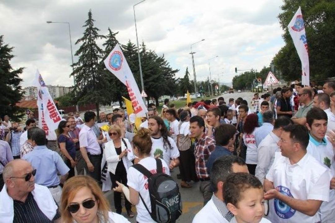 Okullarının Yıkılmasını İstemeyen &Ouml;ğrenci Ve Veliler Yol Kapattı