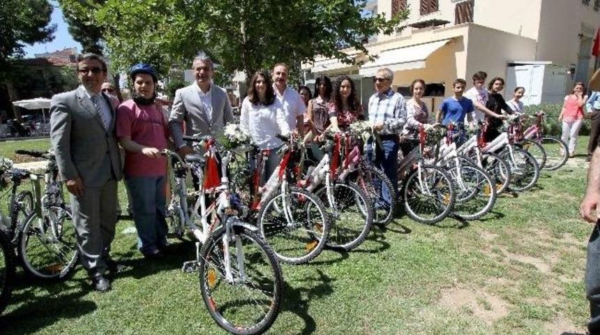 Başkan Akpınar'dan G&ouml;rme Engelli Serdar'a Karne Hediyesi
