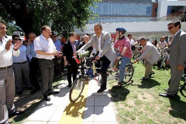 Başkan Akpınar'dan Görme Engelli Serdar'a Karne Hediyesi