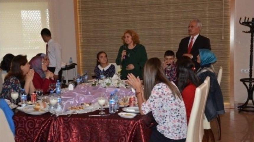 Kimsesiz &Ccedil;ocukların Karne Sevinci