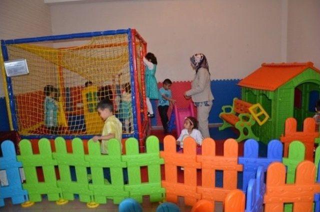 Kimsesiz &Ccedil;ocukların Karne Sevinci 1