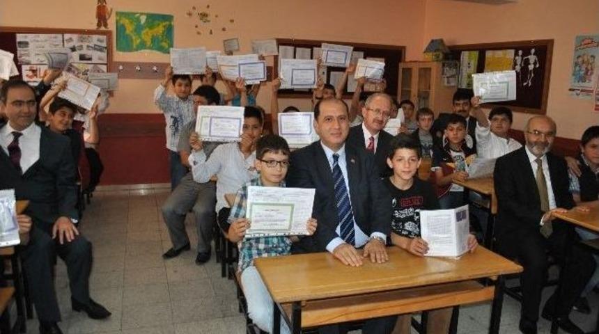 Vali &Ccedil;omaktekin Karne Dağıttı