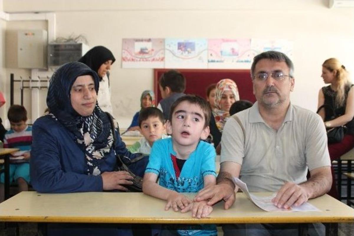 Engelli &Ouml;ğrenci Talha &Ouml;zt&uuml;rk Karnesini Aldı