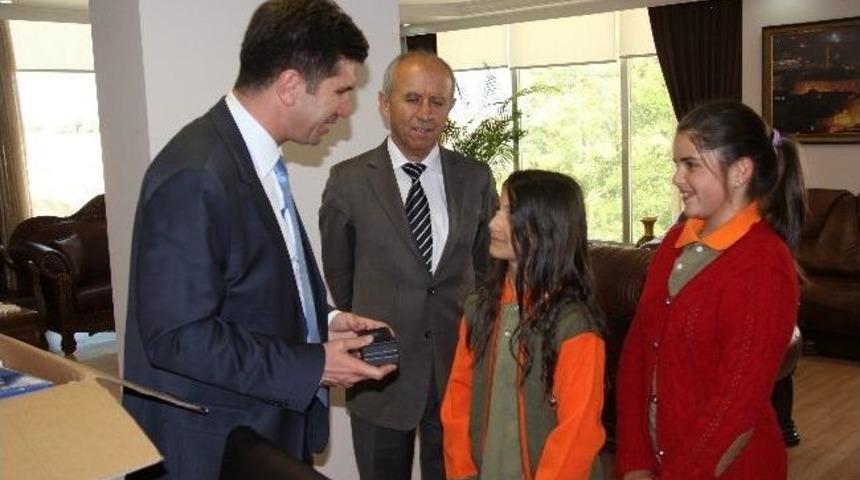 Burdur'da Pil Toplayan Okullar &Ouml;d&uuml;llerini Aldı