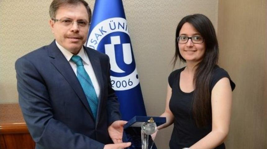 Okul Birincisini Rekt&ouml;r &Ccedil;elik Onurlandırdı