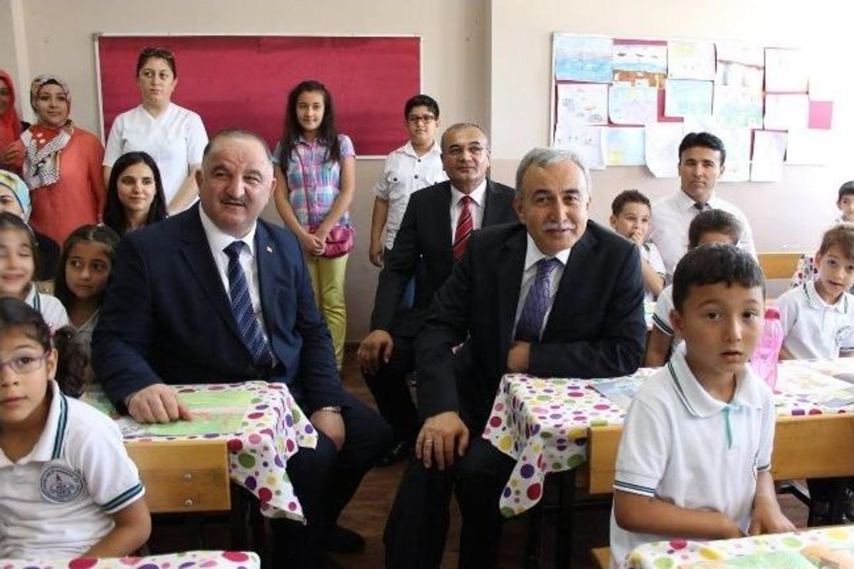 Vali B&uuml;y&uuml;k, Miniklere Karne Dağıttı