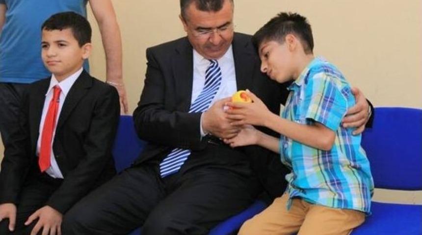 Vali Lekesiz'e Oyuncak Mikrofon Şoku