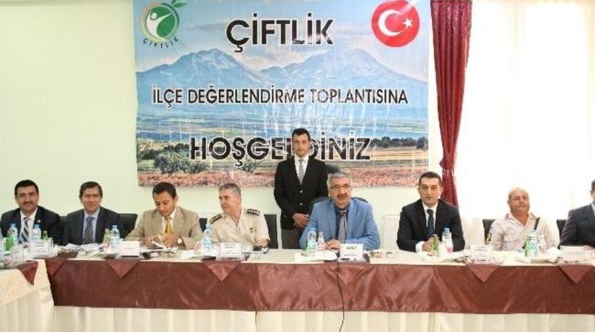Vali Kılı&ccedil; &Ccedil;iftlik&rsquo;te Toplantı Yaptı