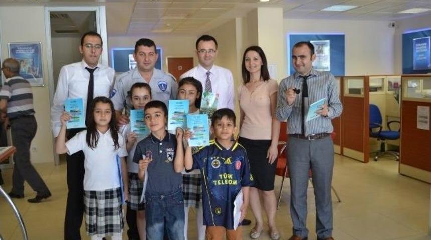 Kula'da İş Bankası'dan Bin &Ouml;ğrenciye Karne Hediyesi