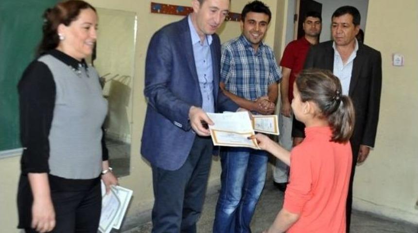 Siirt Belediye Başkanı Tuncer Bakırhan Karne Dağıttı