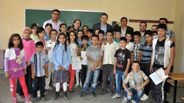 Siirt Belediye Başkanı Tuncer Bakırhan Karne Dağıttı