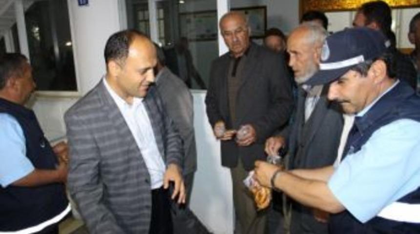 Beyşehir&rsquo;de Vatandaşlara Kandil Simidi Dağıtıldı