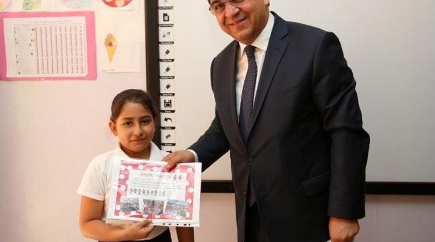 Başkan Fadıloğlu &Ouml;ğrencilere Karnelerini Dağıttı