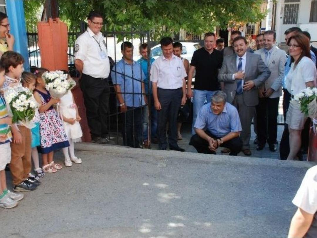 Edremit'te &Ouml;zel Sınıfın Karne Sevinci