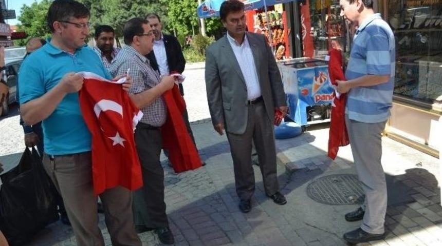 T&uuml;rk Bayrağının İndirilmesine Kula'dan Tepki